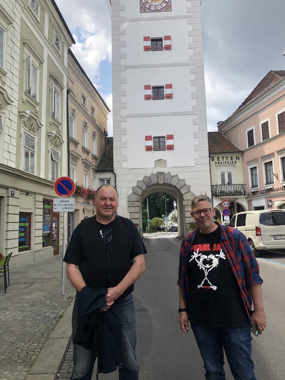 Erhard Grundl und ich vor dem Ledererturm in Wels