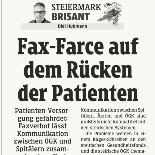 Ein Zeitungsartikel aus der Rubrik “Steiermark Brisant” mit der Hauptüberschrift “Fax-Farce auf dem Rücken der Patienten”. Der Artikel thematisiert Probleme in der Patienten-Versorgung aufgrund von Kommunikationsschwierigkeiten zwischen ÖGK und Spitälern. Im Kopf des Artikels ist ein Porträtfoto und der Name “Didi Hubmann” zu sehen, sowie ein kleines grafisches Element. Der Text ist in schwarzer Schrift auf weißem Hintergrund gedruckt und erscheint im klassischen Zeitungslayout mit Haupt- und Unterüberschriften