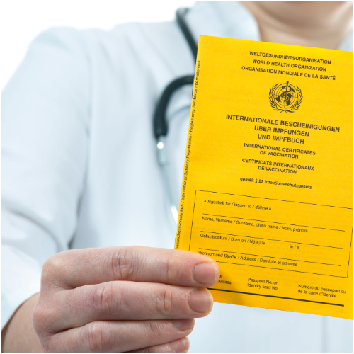 Eine Ärztin oder ein Arzt hält einen gelben internationalen Impfpass der Weltgesundheitsorganisation (WHO) in die Kamera. Der Impfpass dient zur Dokumentation von Impfungen und trägt den Titel „Internationale Bescheinigungen über Impfungen und Impfbuch“