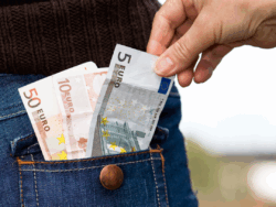 Eine Hand zieht mehrere Euro-Geldscheine (5, 10 und 50 Euro) aus der Gesäßtasche einer Jeans, die von einer anderen Person getragen wird.